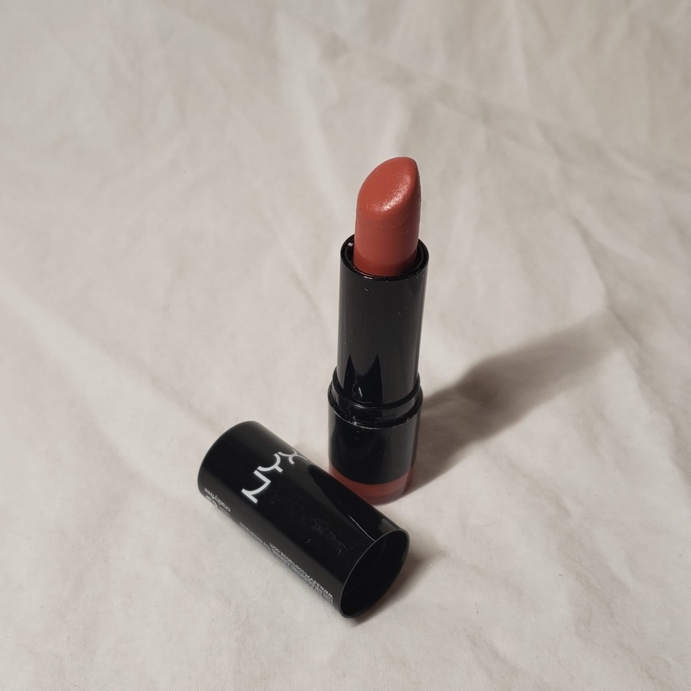 NYX Extra Creamy Lipstick / Lip Smacking Color